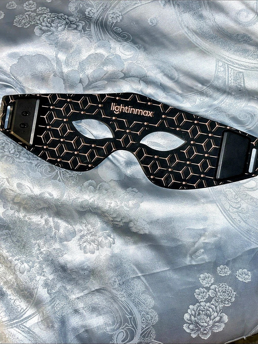 lightinmax Geometric Eye Mask in Black & Gold Like New - red light therapy